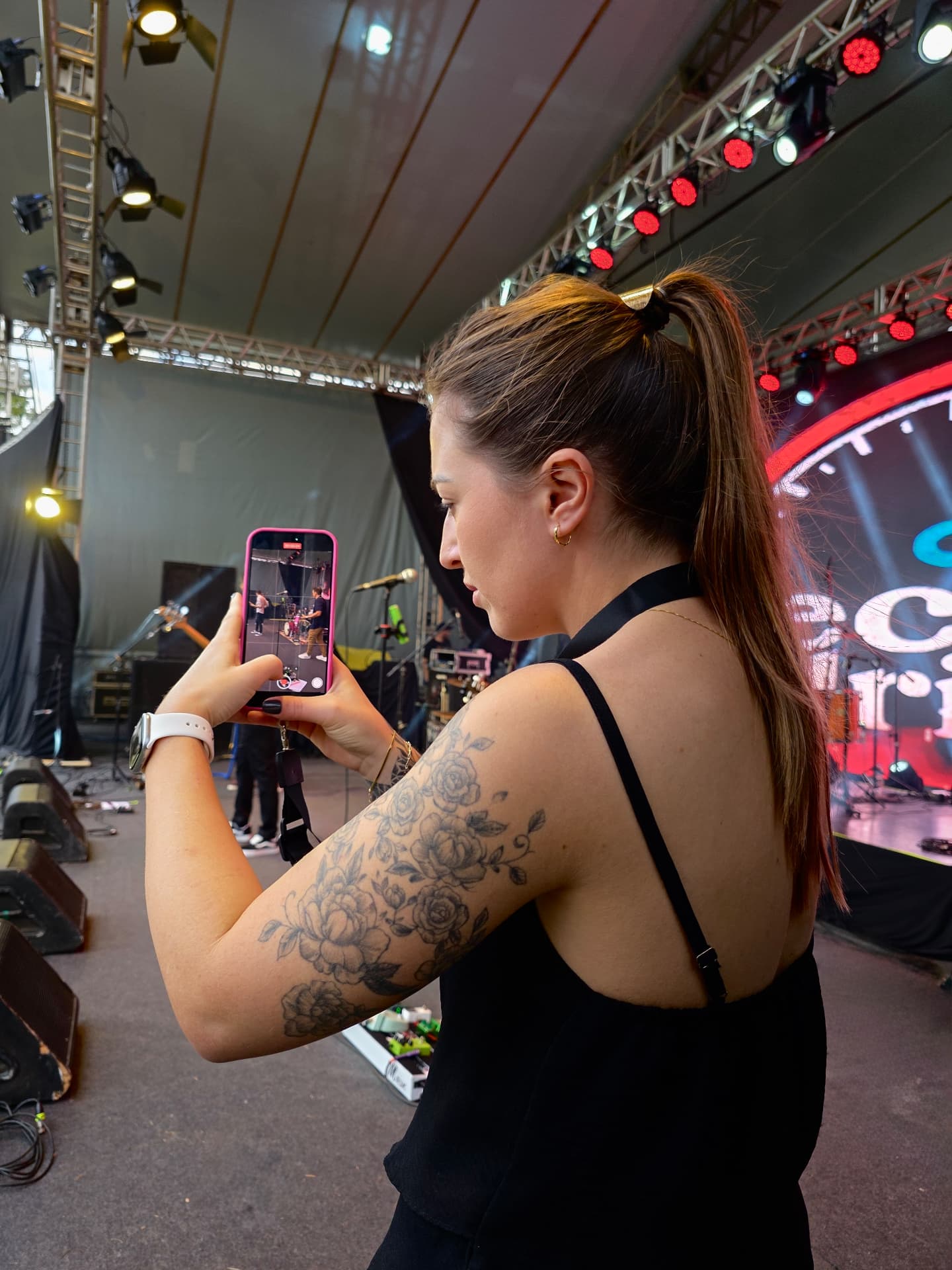 Isabela grava nos bastidores de um show