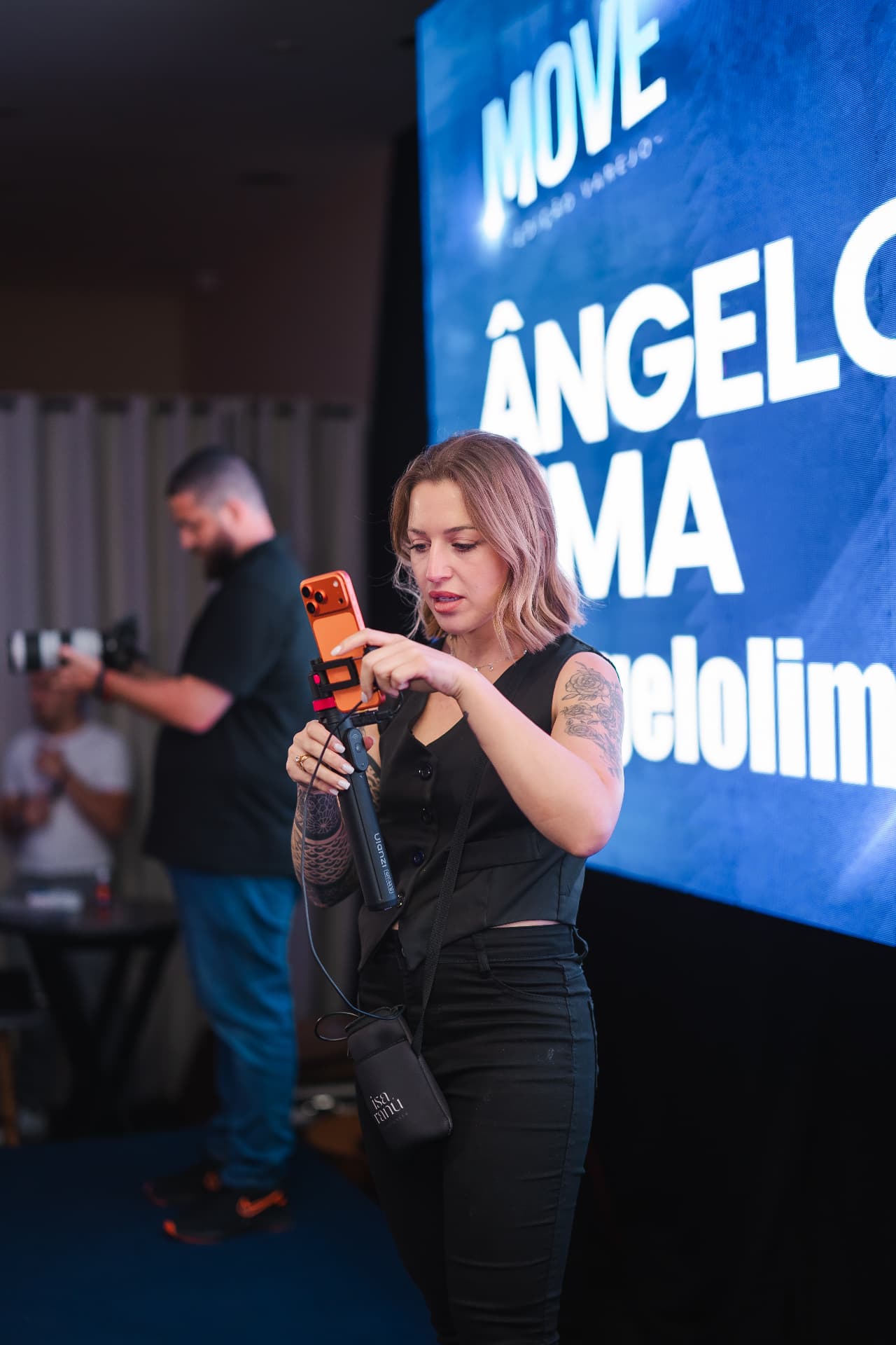 Isabela filmando uma celebração